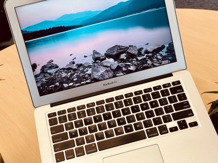Apple Macbook Air (13-inch , 2017)